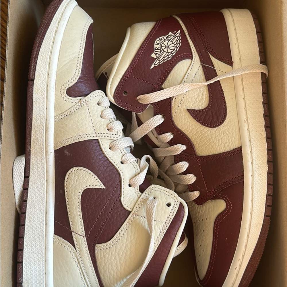 Women’s air Jordan 1 mid SE split - beach cherrywood size 7.5